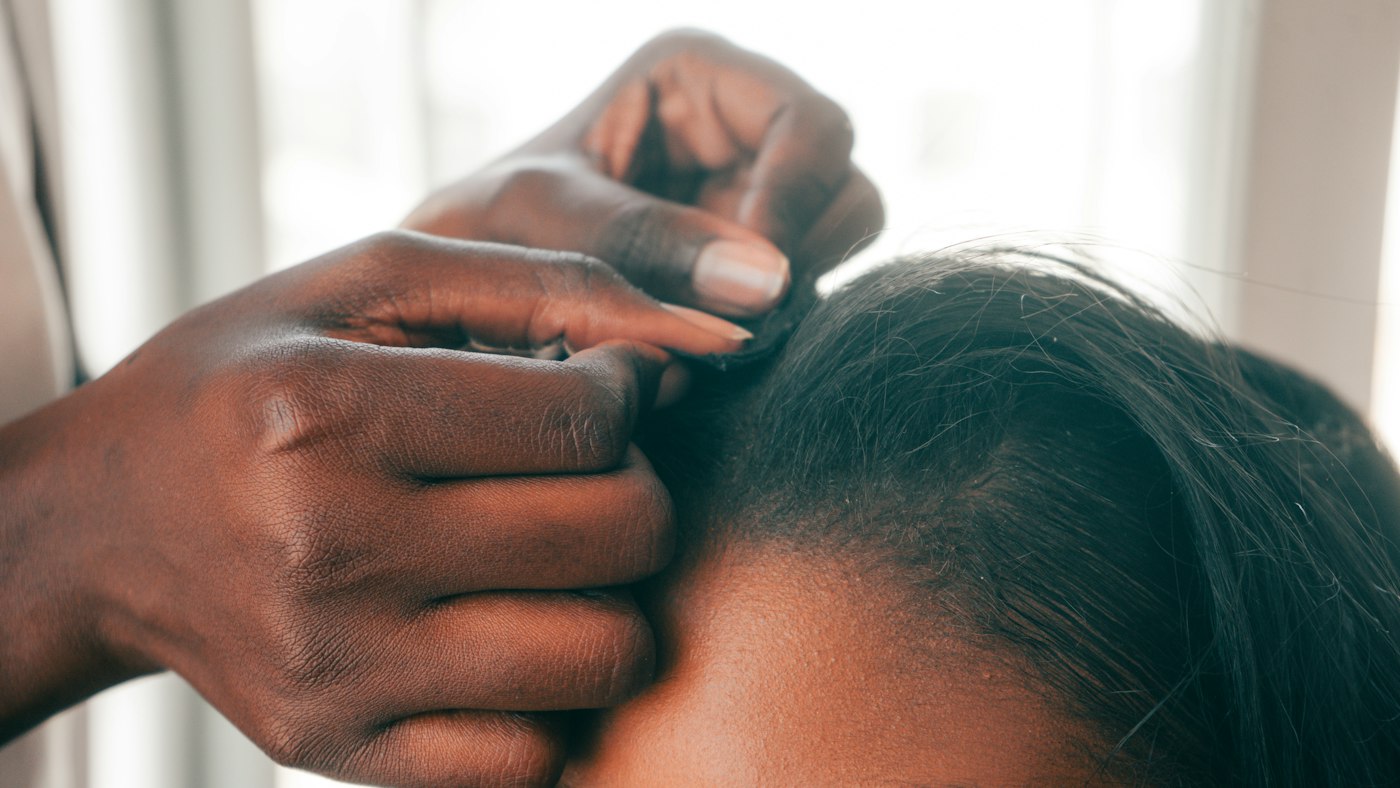 Mains tressant des cheveux