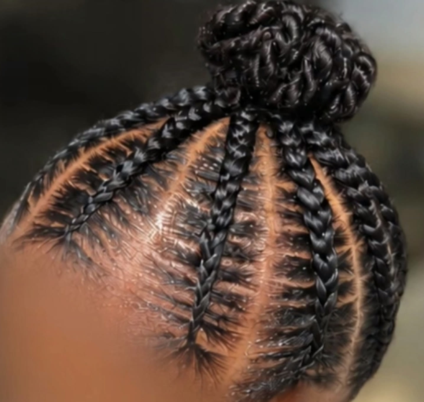 Tresses avec chignon sur enfant, réalisation Ladyness