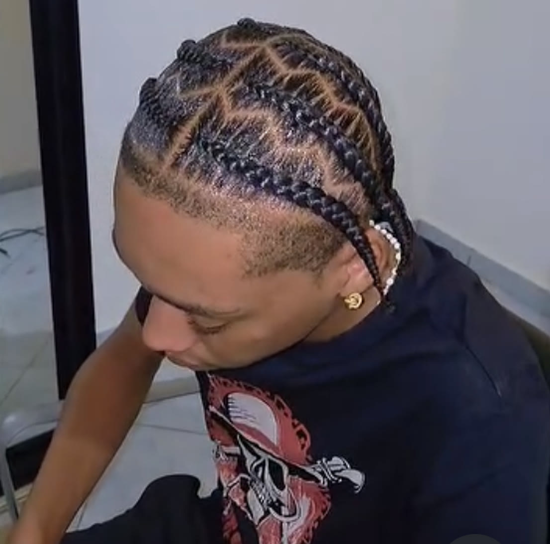 Tresses homme à motifs, de profil