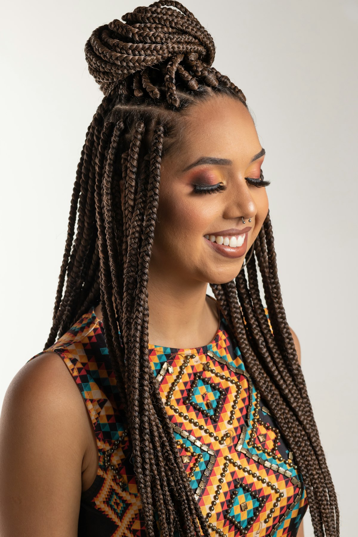 Femme souriante avec de longues tresses